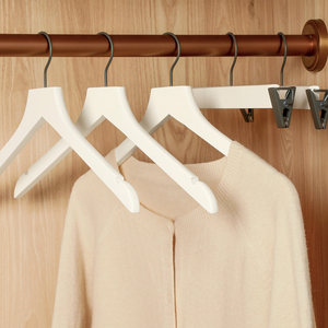 Cintres en <span class=keywords><strong>bois</strong></span> <span class=keywords><strong>blanc</strong></span> pour costumes et pantalons avec pinces antidérapantes et encoches pour placards et boutiques - Product Image 3