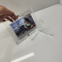Cadre d'affichage en acrylique festonné de luxe avec quincaillerie dorée, support de table, forme et taille personnalisées pour la décoration de la maison et de mariage