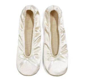 Sapatilhas Femininas Dobráveis para Festas de Casamento e Brindes para Convidadas em Cetim Dourado com Palmilha Atoalhada - Product Image 3