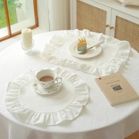 Ensemble de sets de table ronds en coton lavé de luxe, couleur rose pâle et blanc, tissu doux, style minimaliste pour la salle à manger
