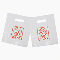 Sacs en plastique blancs pour T-shirts, personnalisables avec logo imprimé, recyclables, pour le commerce de détail, avec poignée découpée