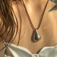 Nouveau Collier Dazan 2027 Tendance INS en Acier Inoxydable Plaqué Or 18 carats Anti-ternissement avec Pendentif Goutte d'Eau Vintage et Cordon Noir