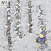 Tissu à paillettes réversibles Nanyee Textile en PET, 5 mm, effet miroir métallique argenté, sur satin tissé blanc