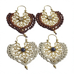 Pendientes de Aro de Latón con Macramé de Hilo Blanco y Marrón de Aspecto Vintage de HARI OM CREATIONS, Pendientes con Piedra Lunar Certificada por IGI - Product Image 1