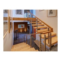 Escalier moderne à monopoutre avec marches en bois et balustrade à câbles
