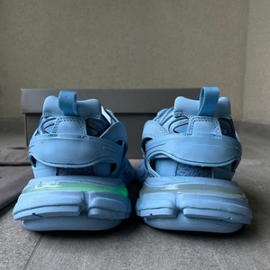 Zapatillas deportivas de diseño con luces LED de marca de moda. Zapatillas deportivas cómodas y transpirables con cordones de diseñador. - Product Image 4