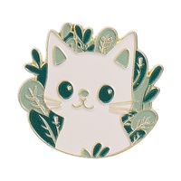 Broche en émail motif chat de la forêt, chat blanc mignon entouré de feuilles vertes, bijou pour sac et revers, cadeau pour amis
