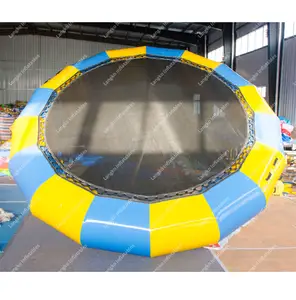 Trampolino galleggiante all'aperto dei giochi di salto dell'acqua gonfiabile di dimensione su ordinazione da vendere