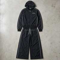 Ensemble décontracté noir personnalisé pour homme avec pantalon à jambes larges et passepoil blanc sur le côté, avec cordon de serrage – Fabrication OEM/ODM