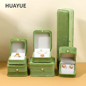 סט תכשיטים הכולל תליון, צמיד ושרשרת, באריזת קטיפה ירוקה יוקרתית בהתאמה אישית של Huayue - Product Image 1