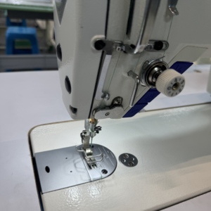 จักรเย็บผ้าอุตสาหกรรมแบบล็อคสติทช์ รุ่น D10A ราคาโรงงาน, ระบบควบคุมด้วยมอเตอร์สเต็ป, ปรับความตึงด้ายอัตโนมัติ, แบบเตียงราบ - Product Image 2