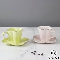Ensemble élégant de tasse à café et soucoupe en céramique en forme de fleur avec bord doré pour le thé de l'après-midi, décoration de la maison, cadeau, logo personnalisé disponible