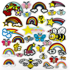 Hermosos parches bordados personalizados con diseño de abeja arcoíris para ropa, bolsos, sombreros y textiles para el hogar. - Product Image 1
