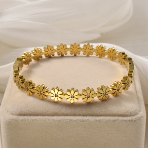สร้อยข้อมือผู้หญิงดีไซน์ทันสมัยแบบด้าน  ตัวล็อคสปริงสแตนเลสสีทอง  ประดับเพชรซิคอนเม็ดเดี่ยวตรงกลาง  ลายดอกเดซี่  ชุบทอง 18k  แบบเรียบหรู - Product Image 4
