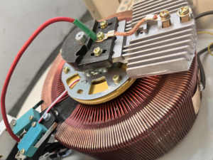 Stabilisateur de tension automatique 3KVA 5KVA avec servomoteur monophasé AC 220V SVC Régulateur de tension automatique AC - Product Image 2