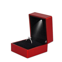 Boîte à bijoux rectangulaire à motif estampé à chaud avec éclairage LED, présentoir haut de gamme pour bijoux, emballage pour pendentifs, bracelets et colliers