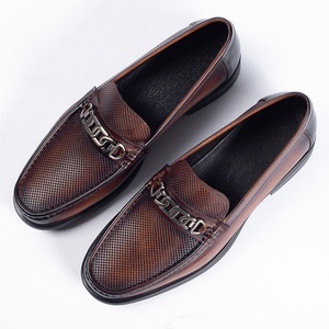 Chaussures à enfiler en cuir véritable marron brillant de haute qualité avec logo personnalisé, confortables et légères pour les affaires ou l'usage quotidien en automne - Product Image 3