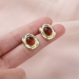 Boucles d'oreilles clous en alliage œil de tigre style rétro Hong Kong automne-hiver, cadeau de luxe haut de gamme - Product Image 4