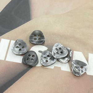 Botones de Resina de Cuatro Ojos para Camisas, Botones Resistentes con Mezcla de Colores Triangulares para Accesorios de Ropa - Product Image 1