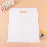 Sac en plastique à poignée PE-BD/PE-HD avec conception de logo imprimé personnalisé sac découpé sac à provisions pour l'emballage de vêtements/chaussures