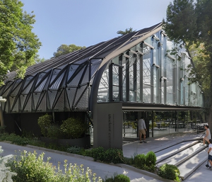 Paravent extérieur moderne en maille d'aluminium, largeur 70 pouces+, revêtement poudré anti-corrosion - Product Image 2