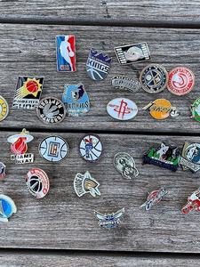 Broche d'insigne en acier et plastique de souvenir de basket-ball pour Lakers Warriors Bucks Nets Clippers-Décorations de cadeaux d'équipe - Product Image 2