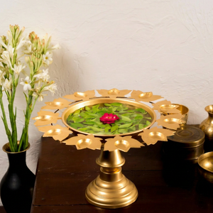Portavelas de Latón Urli Hecho a Mano con Diseño Floral, Duradero y Ecológico, Portátil para Decoración del Hogar y Bodas - Product Image 1