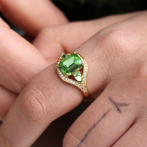Anello di Fidanzamento con Gemma Verde per Donne, Elegante Gioiello da Dito alla Moda - Product Image 4