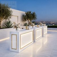 Comptoir de bar long élégant finition or blanc avec éclairage LED pour événements commerciaux, mariages et mobilier de location