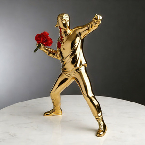 Statua in Resina Ispirata a Banksy, Moderna Lanciatrice di Fiori con Elettroplaccatura Audace - Product Image 6
