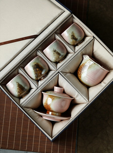 Service à thé Kung Fu en bois de 6 pièces, avec glaçure craquelée rouge et motif rose, comprenant une coupelle de présentation en forme de bol. - Product Image 2