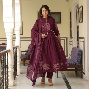 Conjunto de Kurti de Algodón Bordado con Diseño Floral para Mujer, con Pantalón y Dupatta, Estilo Tradicional Indio-Pakistaní para Uso Diario - Product Image 2
