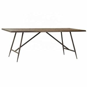 Mesa de Comedor de Estilo Transicional de Roble Macizo con Base Negra Martillada - Product Image 1