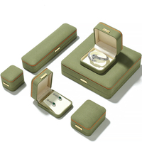 Caja de Anillo Verde Terciopelo con Diseño de Hombro para Personalización de Logotipo y Identidad de Marca, Tapa y Base Rígidas