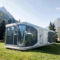 Capsule spatiale préfabriquée moderne pour l'extérieur, idéale pour les écoles, les hôtels, et les tentes mobiles – Design graphique inclus