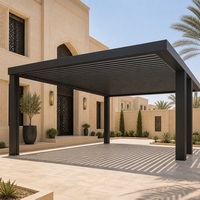 Pergola bioclimatique en aluminium noir mat à lames orientables pour allée de villa, patio et jardin