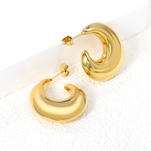 Pendientes de aro de aleación de zinc dorada con forma de luna para mujer, joyería de moda. - Product Image 1