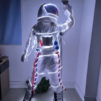Costumes d'astronaute rechargeables unisexes pour adultes avec vêtements de cosplay de robot à lumière LED pour la décoration de fête prête pour le spectacle de scène