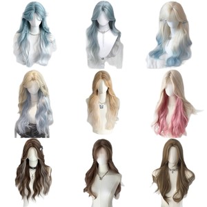 วิกผมยาวหยิกแบบติดกาวเต็มศีรษะ ยี่ห้อในประเทศ พร้อมหน้าม้าปัดข้าง ไฮไลท์ไล่เฉดสี  พร้อมลูกผมด้านหน้า  ทำจากเส้นใยทนความร้อนสูง - Product Image 2