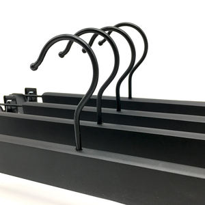 Vente directe d'usine, cintres en bois de luxe sur mesure, qualité supérieure, cintres en bois noir avec logo - Product Image 4