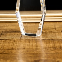 YL-1030 Nouveau Trophée K9 en Cristal avec Gravure Laser 3D Forme Bouclier Clair+Bleu pour Match de Basketball, Coffret Cadeau