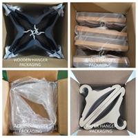 Cintre de luxe en bois en forme de corps avec silhouette en fil noir pour présentation de maillots de bain et de lingerie