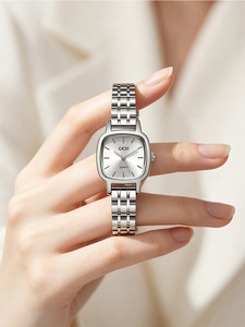 Reloj de Cuarzo Minimalista con Esfera Plateada para Mujer, Correa Delgada de Acero, Resistente al Agua, para un Estilo Diario Elegante - Product Image 4