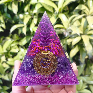 Pirámide de Resina Epoxi con Virutas de Amatista, Adorno de Escritorio, Decoración Feng Shui, Regalo de Cristal Morado - Product Image 1