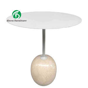 Table basse en marbre au design moderne avec pieds en fer revêtus de poudre dorée, table d'appoint tendance, table à manger avec plateau en marbre - Product Image 1