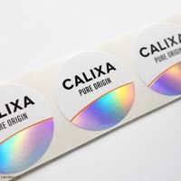 Rouleau d'autocollants personnalisés auto-adhésifs avec impression de logo, découpe à la forme, dorure à chaud, vinyle polyester, imperméable, transparent, gaufré, étiquette pour bouteille