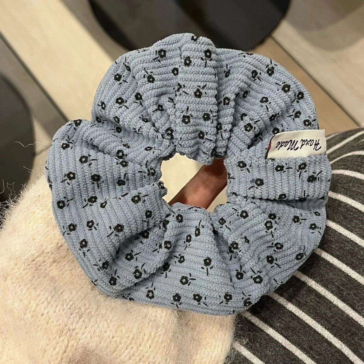 ผ้าลูกฟูกสีน้ำเงินลายดอกไม้