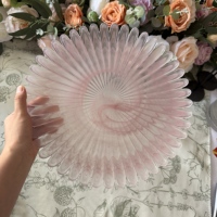 Le fabricant propose un ensemble de plaques en verre transparent à bords épais de haute qualité, des chargeurs en cristal à nervures verticales sans plomb