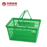 Chariot de courses durable de type boutique avec cadre tubulaire courbé argenté et panier en maille circulaire pour supermarché