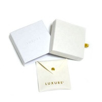 Boîte à bijoux en carton blanc avec logo personnalisé en relief et pochette à bouton en PU